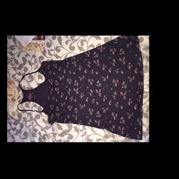 Bundle of shirts and tank tops - Picture 8 of 9